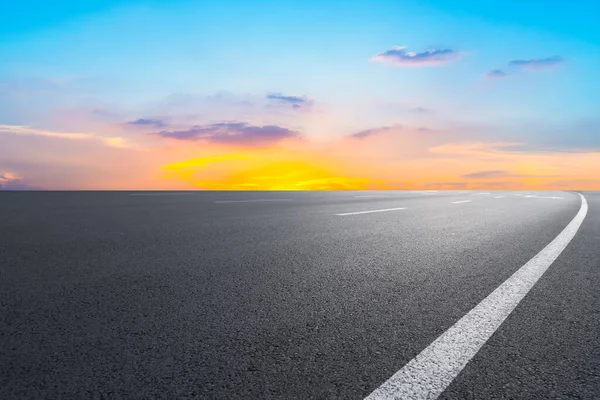 天空公路沥青路与美丽的落日风景 — 图库照片