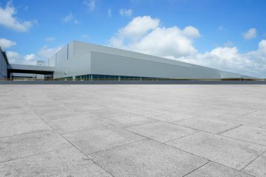 Boş kare döşemeler, modern fabrika binaları ve ambar.