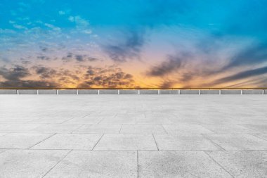 Boş Plaza Tuğlaları ve Güzel Doğal Manzara