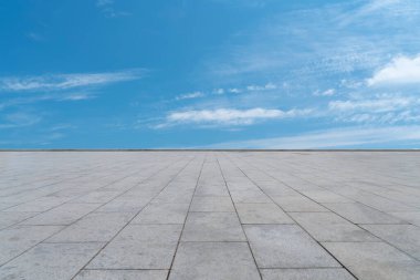 Boş döşemeler ve doğal arazi kaplaması.