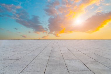 Boş mermer zemin ve mavi gökyüzünün altındaki şehir manzarası.