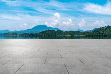 Güzel manzaralı ve gökyüzü bulutlu boş mermer zemin.