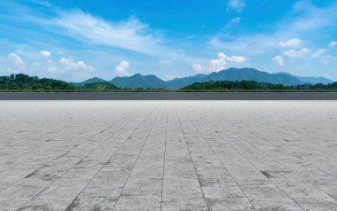 Boş döşemeler ve doğal arazi kaplaması.