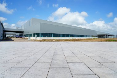 Boş kare döşemeler, modern fabrika binaları ve ambar.