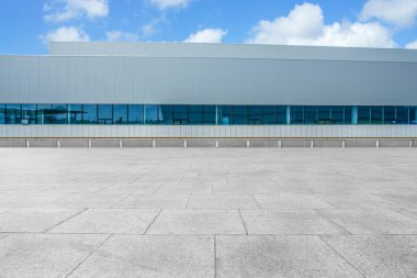 Boş kare döşemeler, modern fabrika binaları ve ambar.