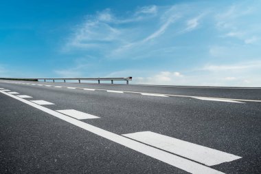 Sky Highway Asfalt Yolu ve güzel gökyüzü günbatımı manzarası