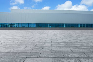 Boş kare döşemeler, modern fabrika binaları ve ambar.