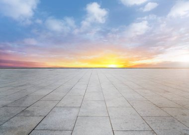 Boş otoyol asfalt yolu ve güzel gökyüzü günbatımı manzarası