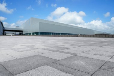Boş kare döşemeler, modern fabrika binaları ve ambar.