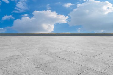 Boş karolar ve güzel gökyüzü manzarası