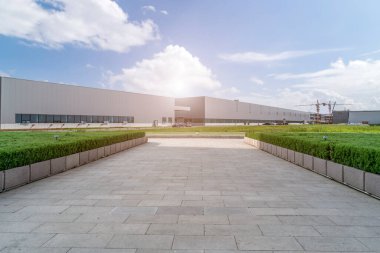 Boş kare döşemeler, modern fabrika binaları ve ambar.
