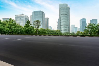 Şehir mimarisinin yol ve ufuk çizgisi