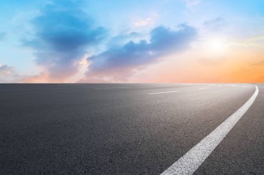 Yol yüzeyi ve gökyüzü kara bulutu