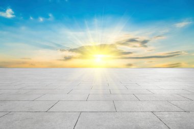 Boş Plaza Tuğlaları ve Gökyüzü Bulutu Manzarası