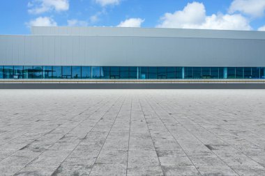 Boş kare döşemeler, modern fabrika binaları ve ambar.