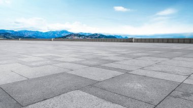 Boş Plaza Tuğlaları ve Güzel Doğal Manzara