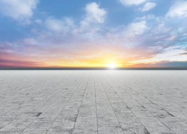 Boş otoyol asfalt yolu ve güzel gökyüzü günbatımı manzarası