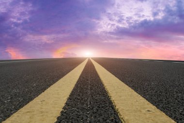 Yol yüzeyi ve gökyüzü kara bulutu