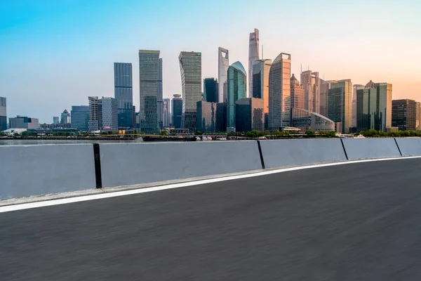 Leere Asphaltstraße Durch Die Moderne Stadt Shanghai Chin — Stockfoto