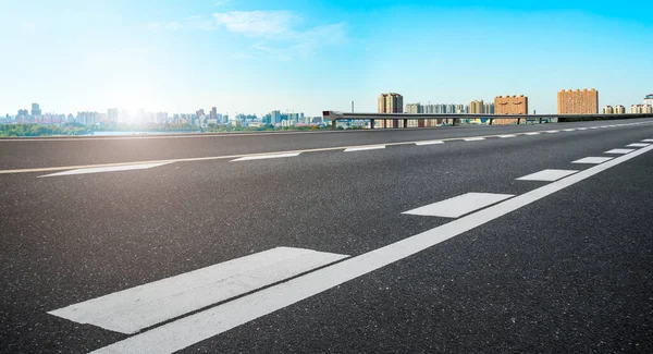 Yol Zemini ve Kentsel Skyline Mimarisi