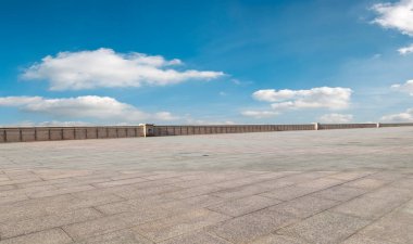 Boş karolar ve güzel gökyüzü manzarası