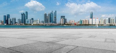 boş mermer zemin ve mavi bulutlu gökyüzünde şehir manzarası