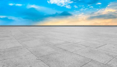 Boş Plaza Tuğlaları ve Gökyüzü Bulutu