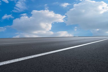 Yol yüzeyi ve gökyüzü kara bulutu