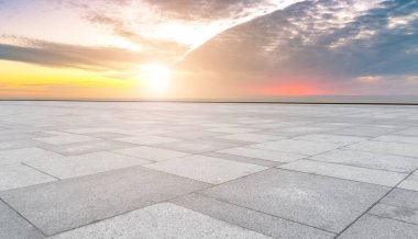 Boş Plaza Tuğlaları ve Güzel Doğal Manzara
