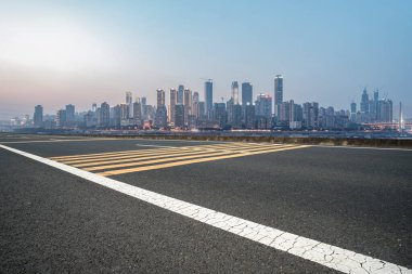 Chongqing kentinin yol yüzeyi ve ufuk çizgisi