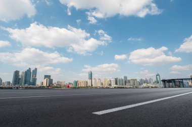 Çin 'deki modern ticari binalar boyunca boş asfalt yol. 