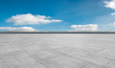 Boş karolar ve güzel gökyüzü manzarası