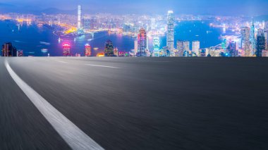 Şehrin panoramik manzarası, boş yolu