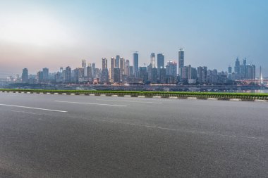 Chongqing kentinin yol yüzeyi ve ufuk çizgisi