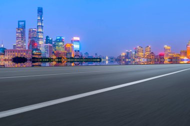 Çin 'deki modern ticari binalar boyunca boş asfalt yol 