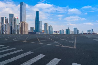 Yol kaldırımı ve Guangzhou şehir binaları ufuk çizgisi