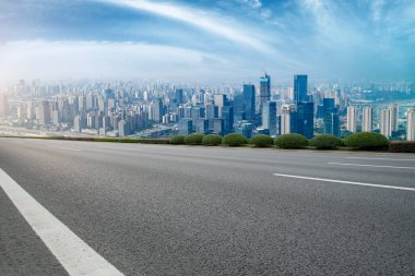 Chongqing kentinin yol yüzeyi ve ufuk çizgisi