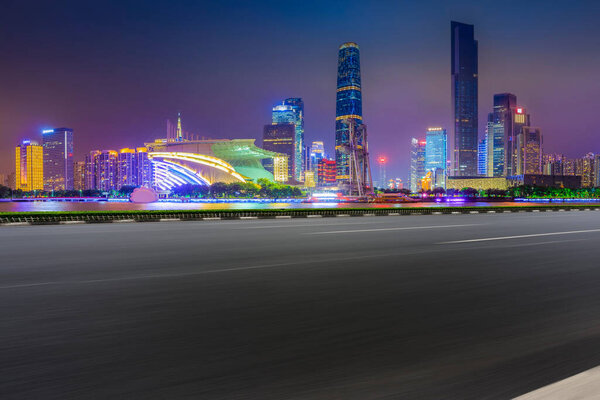 Дорожный тротуар и городские здания Гуанчжоу