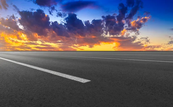 Pusta Droga Asfaltowa Autostrady Piękne Niebo Zachód Słońca Krajobraz — Zdjęcie stockowe