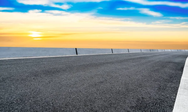 Boş otoyol asfalt yolu ve güzel gökyüzü manzarası