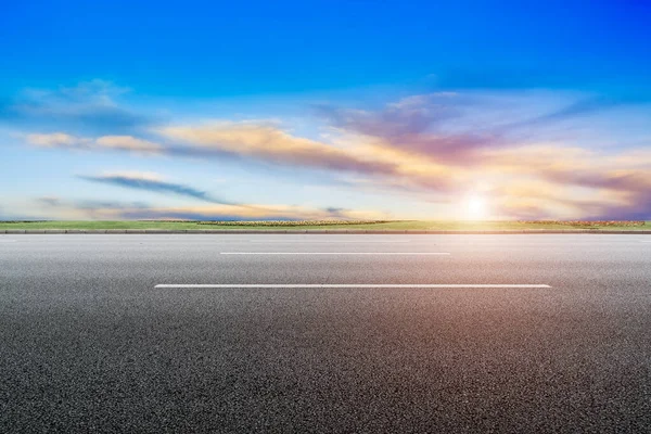 Lege Snelweg Asfaltweg Prachtige Lucht Landschap — Stockfoto