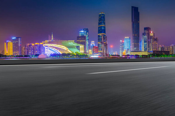 Дорожный тротуар и городские здания Гуанчжоу