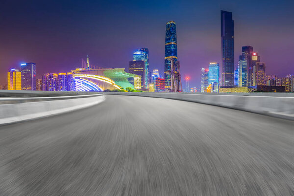 Дорожный тротуар и городские здания Гуанчжоу