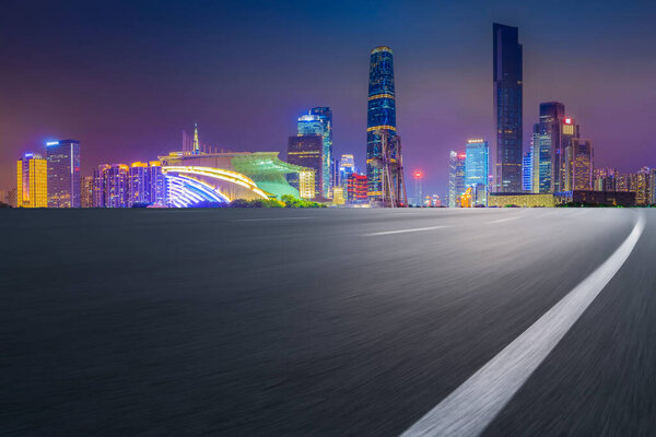 Дорожный тротуар и городские здания Гуанчжоу