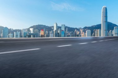 Hong Kon 'da modern şehir mimarisinin yol ve ufuk çizgisi
