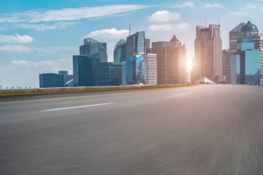 Yol yüzeyi ve gökyüzü kara bulutu