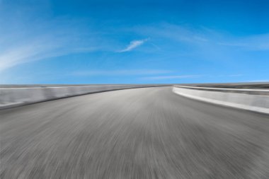 Asfalt yol ve gökyüzü