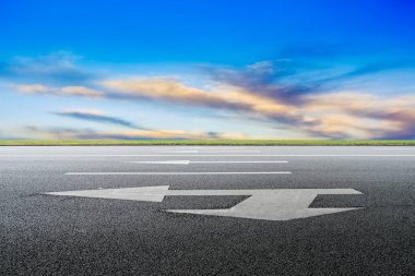 Boş otoyol asfalt yolu ve güzel gökyüzü manzarası