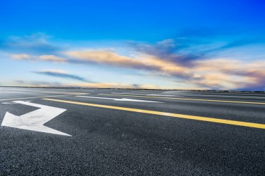 Boş otoyol asfalt yolu ve güzel gökyüzü manzarası