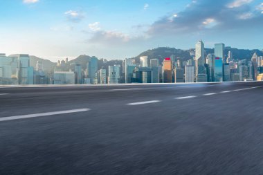 Hong Kon 'da modern şehir mimarisinin yol ve ufuk çizgisi